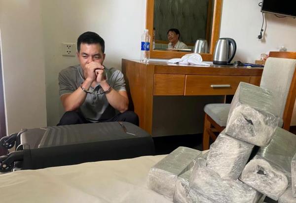 Lật tẩy gã triệu phú đô-la dỏm và thủ đoạn lừa đảo bằng USD phủ hóa chất