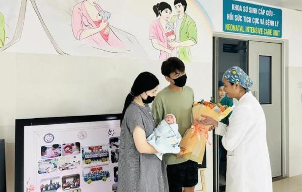 Cứu sống bé gái sinh cực non 720 gram của vợ chồng du khách Singapore