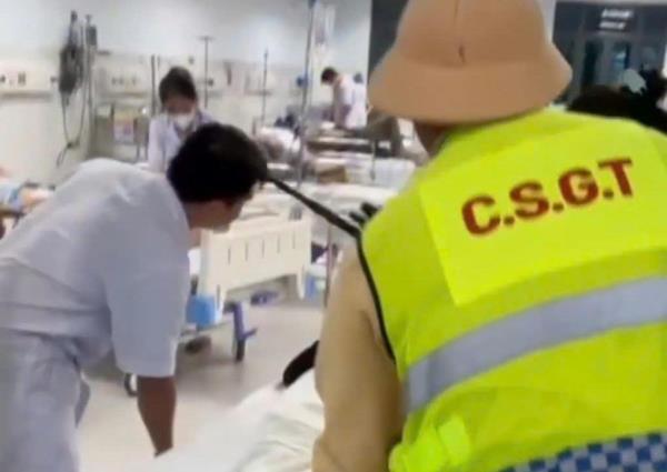 Cảnh sát giao thông Đà Nẵng kịp thời đưa người đột quỵ đi cấp cứu