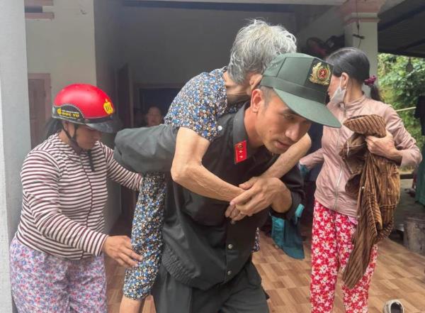 Tìm đưa cụ bà lạc trong rừng về nhà an toàn