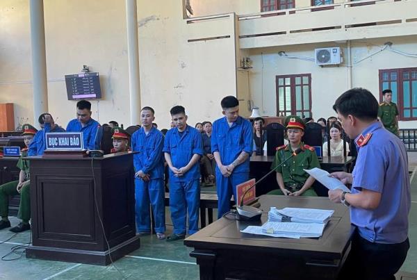 Cùng chơi, cùng chịu… án
