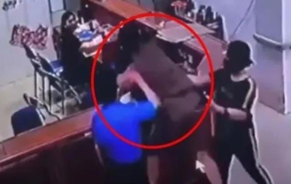 Khẩn trương làm rõ vụ người nhà bệnh nhân hành hung nhân viên y tế