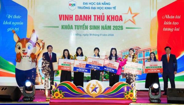 Hàng loạt suất học bổng ấn tượng tại Ngày hội vinh danh sinh viên xuất sắc và chào mừng tân sinh viên khóa 2026