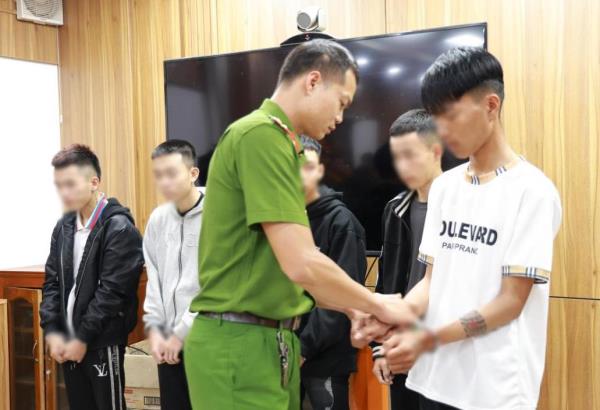 Mang dao bầu, kiếm Nhật gây rối trên phố, 11 thanh niên bị khởi tố