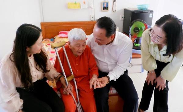 Lãnh đạo thành phố thăm hỏi, tri ân gia đình chính sách, người có công với cách mạng