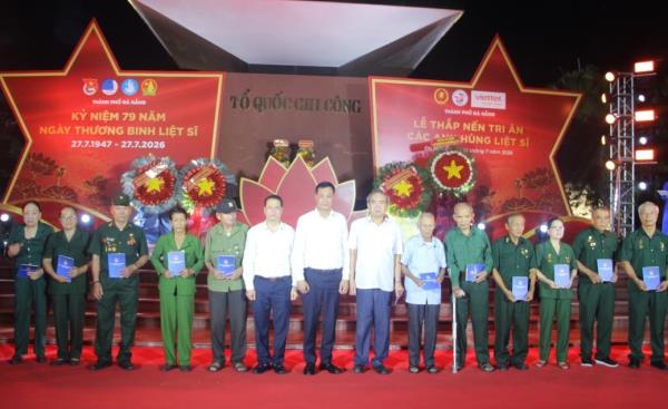 Tặng quà tri ân người có công với cách mạng