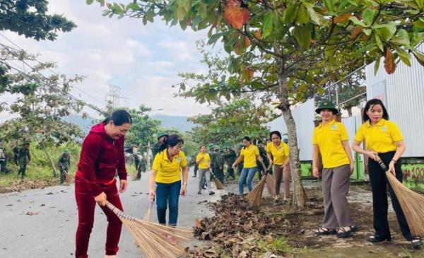 Lực lượng vũ trang tham gia dọn vệ sinh đón chào năm mới 2025