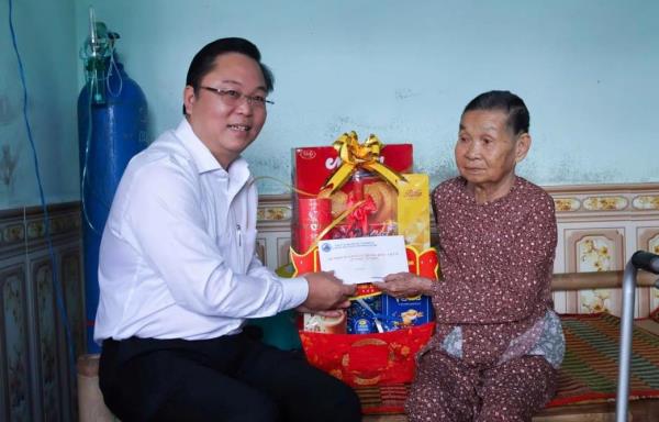 Lãnh đạo thành phố thăm, tặng quà các Bà mẹ Việt Nam Anh hùng