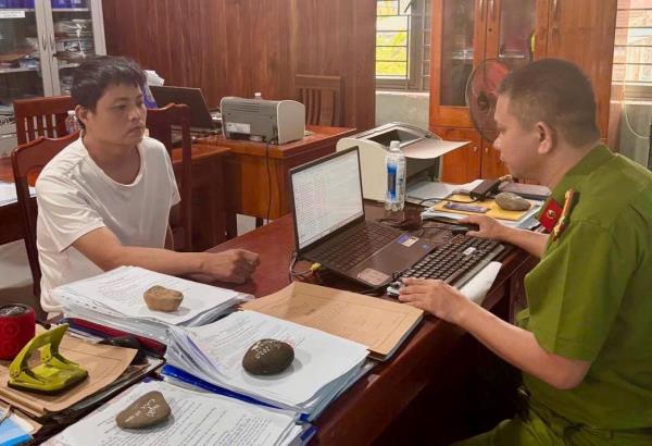 Phu đá bị tóm giữa đường