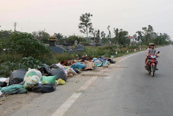 Bất cập điểm tập kết rác ở Nghệ An