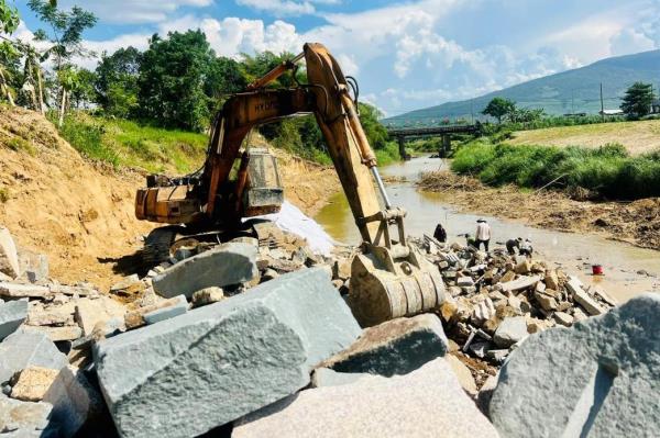 Tăng tốc thi công kè khẩn cấp bờ sông Thu Bồn