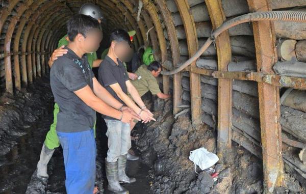 Đập đá tại mỏ than đá