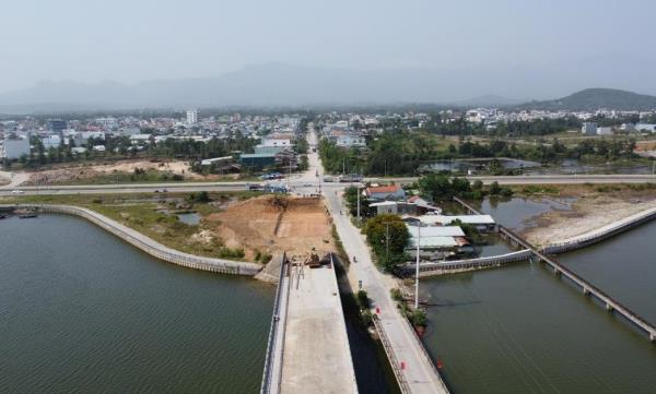 Cầu Tam Giang cũ sắp sập, cầu mới 8 năm làm chưa xong