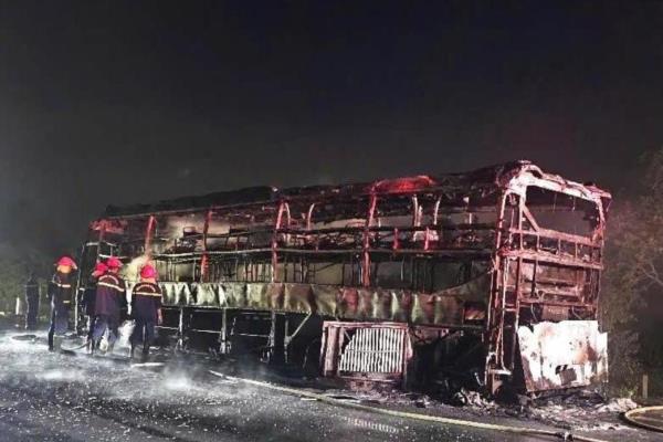 Cháy xe khách, hàng chục hành khách thoát nạn