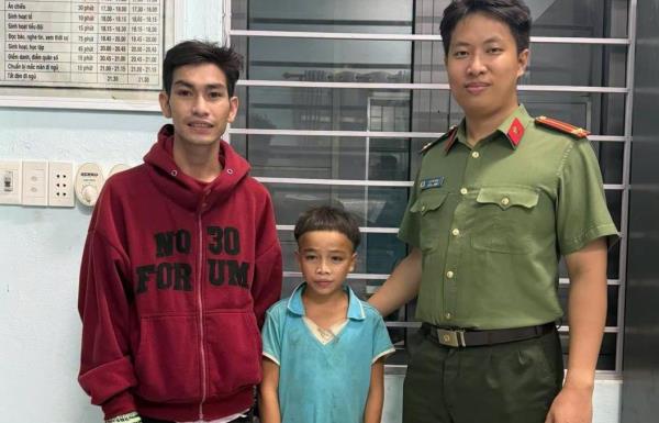 Cháu bé đi bộ 6 ngày để tìm mẹ