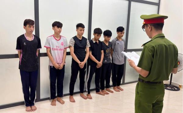 Bắt tạm giam nhóm thanh niên mang hung khí tự chế gây rối trong đêm