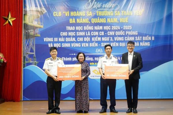 Trao hơn 300 suất học bổng Vừ A Dính cho học sinh, sinh viên vùng ven biển