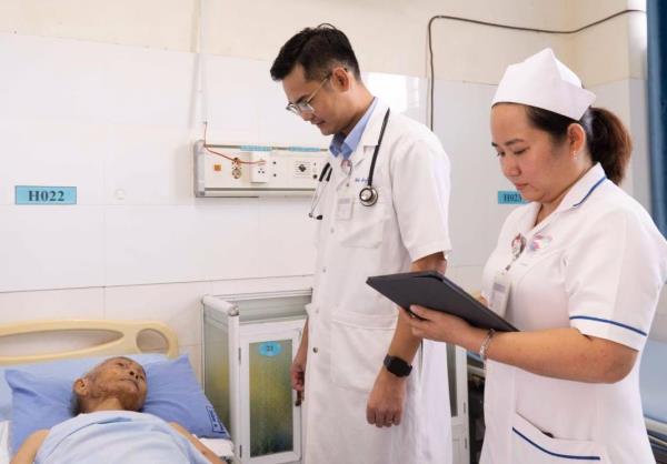 Kịp thời cứu cụ ông bị ong đốt