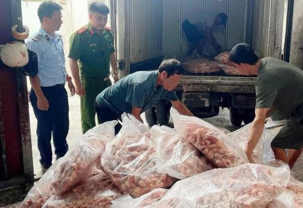 Tiêu huỷ hơn 1,3 tấn chân, lòng mề gà không rõ nguồn gốc