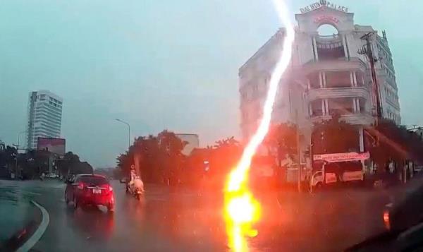 Thiên Lôi vung tầm sét trúng người đi đường