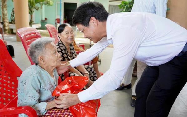 Phó Bí thư Thành ủy Đà Nẵng Ngô Xuân Thắng thăm, động viên người cao tuổi