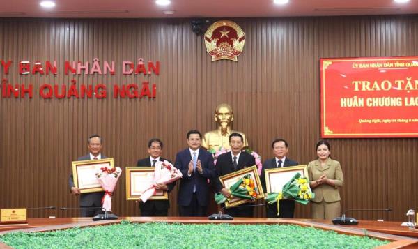 Trao Huân chương Lao động cho các đồng chí nguyên lãnh đạo tỉnh Quảng Ngãi