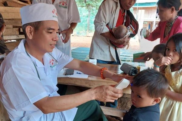 Thầy thuốc Biên phòng Quảng Trị đội mưa, vào bản cứu sản phụ sinh non giữa khuya