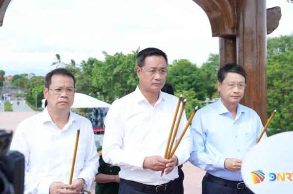 Lãnh đạo thành phố dâng hương tri ân các anh hùng liệt sĩ tại Quảng Trị