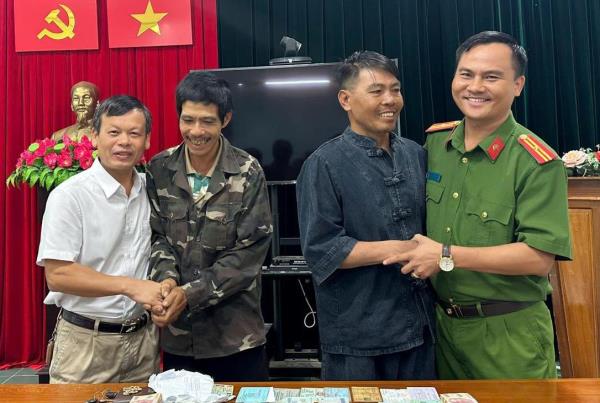 Băng rừng cứu người đi lạc