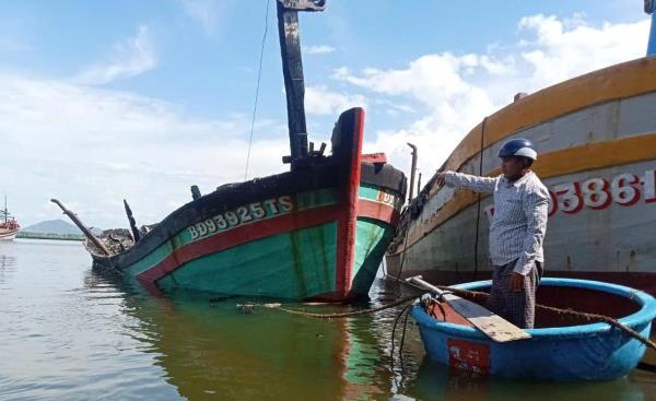Ngư dân khốn đốn sau vụ cháy tàu cá