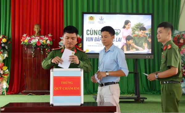 Bạn đồng hành áo xanh tiếp sức học sinh vùng cao đến trường