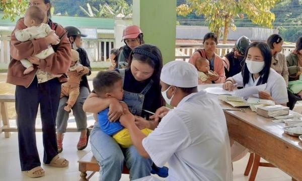 Khám sức khỏe định kỳ cho người dân xã miền núi Hùng Sơn