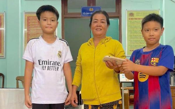 Hành động đẹp của 2 học sinh