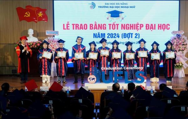 Trường Đại học Ngoại ngữ Đà Nẵng trao bằng tốt nghiệp cho gần 500 tân cử nhân