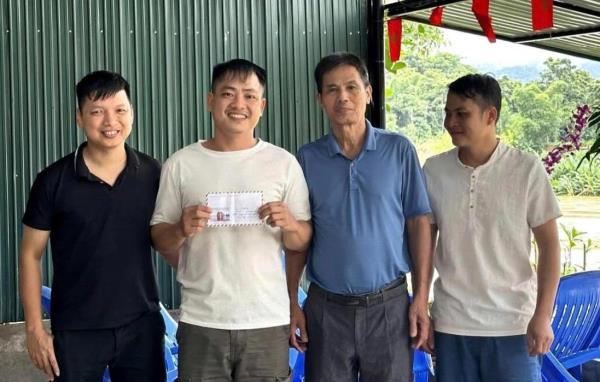 Giây phút dũng cảm lao ra dòng nước dữ cứu người