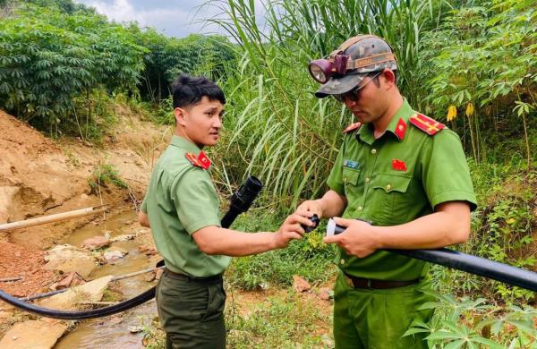 Công an xã đưa nước sạch về trường vùng cao