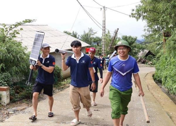 Ánh điện soi nụ cười