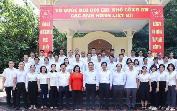 Văn phòng Thành ủy Đà Nẵng về nguồn thăm căn cứ cách mạng Hòn Tàu