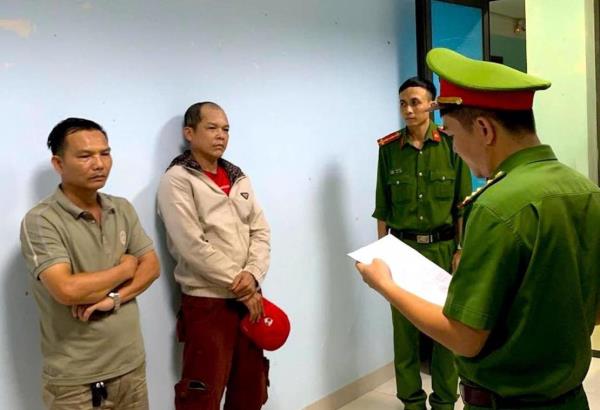 Tạm giữ hình sự hai đối tượng chặn đầu chửi bới, rút chìa khóa ô tô của CSGT