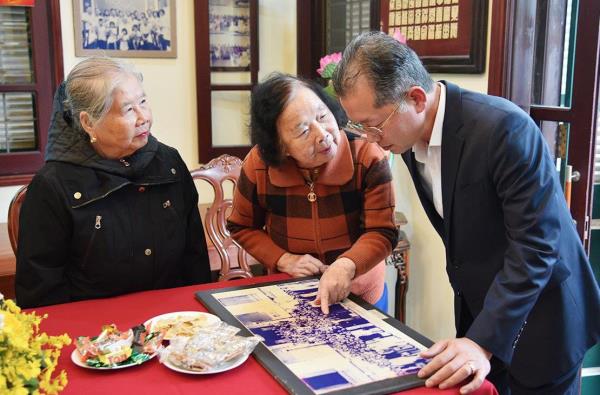 Bí thư Thành ủy Nguyễn Văn Quảng thăm gia đình cán bộ lão thành cách mạng