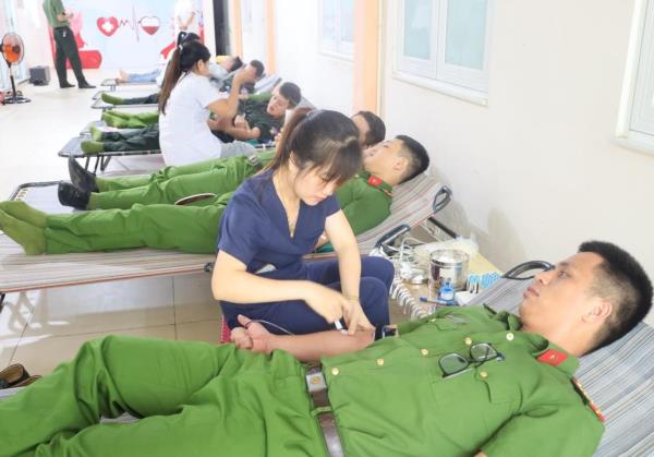 Hơn 100 đơn vị máu được hiến tại Ngày hội Giọt hồng người chiến sĩ