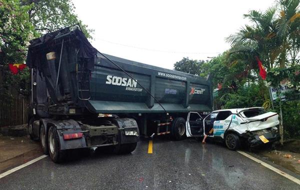 Đầu kéo và taxi va nhau