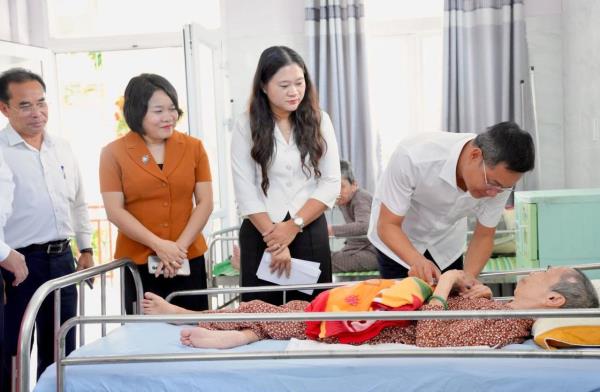 Bí thư Thành ủy Đà Nẵng Lê Ngọc Quang thăm gia đình chính sách, người có công