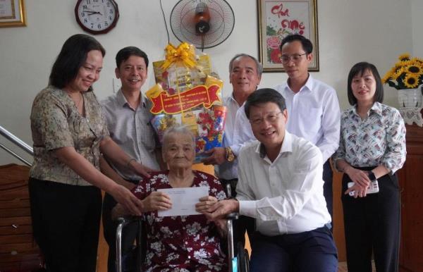 Lãnh đạo thành phố thăm, tặng quà gia đình người có công
