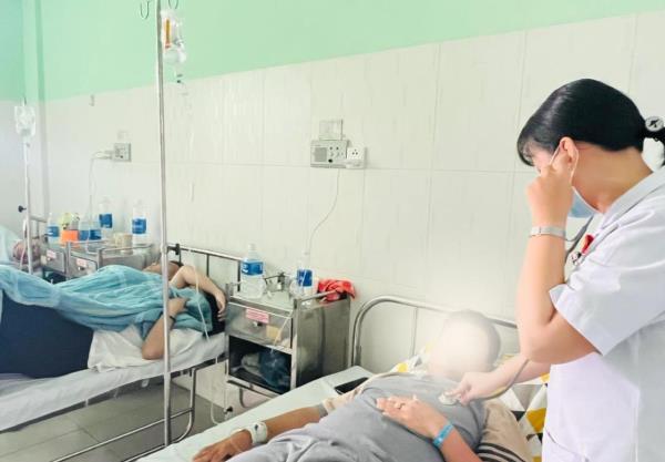 Ngộ độc sau khi ăn bánh mỳ Phượng (TP Hội An): Xác định ban đầu có hơn 100 người nhập viện điều trị