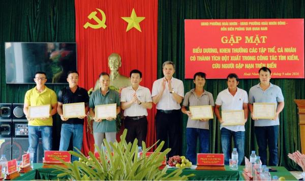 Tàu chìm, 32 ngư dân trở về từ cửa tử