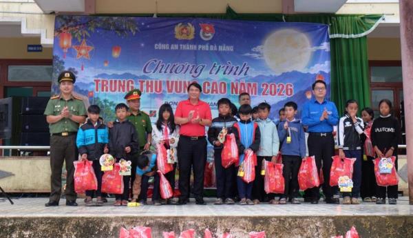 Tuổi trẻ Công an TP Đà Nẵng mang Trung thu đến vùng cao