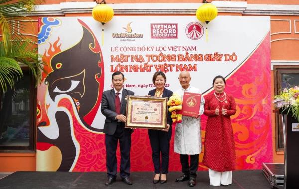 Xác lập kỷ lục Mặt nạ tuồng bằng giấy dó lớn nhất Việt Nam