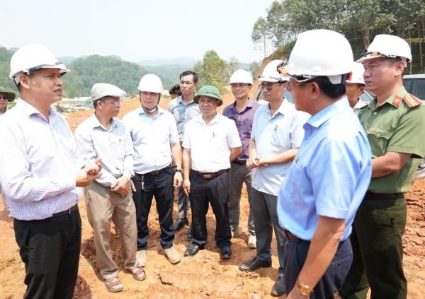 Phó Chủ tịch Thường trực UBND thành phố Hồ Kỳ Minh  kiểm tra tiến độ thi công trường nội trú tại xã AVương