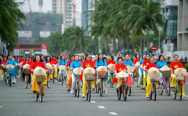 Dệt dải lụa văn hóa giữa lòng phố biển